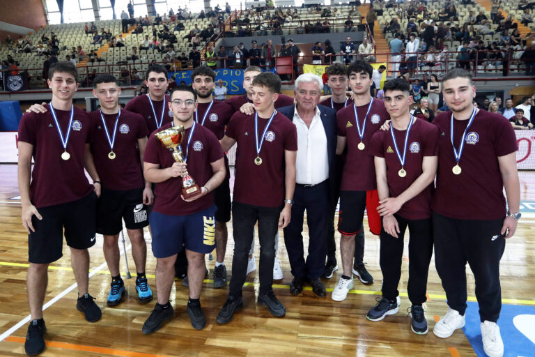 Ο Δήμαρχος Δημήτρης Λουκάς βράβευσε τους αθλητές του παιδικού και εφηβικού τμήματος Μπάσκετ του ΓΣ Λαυρίου για τις αγωνιστικές επιτυχίες τους την φετινή σεζόν.