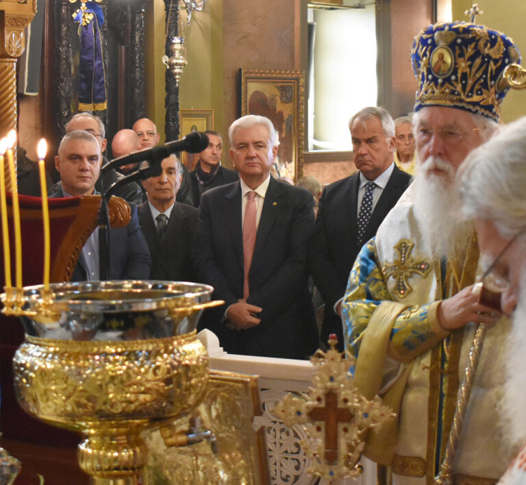 Με λαμπρότητα πραγματοποιήθηκε ο Καθαγιασμός των Υδάτων για την εορτή των Θεοφανείων στο λιμάνι του Λαυρίου Ιερουργούντος του Σεβασμιωτάτου Μητροπολίτη Λαοδικείας Θεοδώρητου, εκπρόσωπο του Οικουμενικού Πατριαρχείου.
