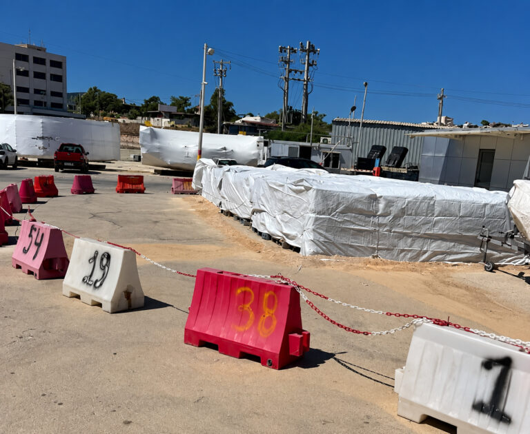 Δ. Λουκάς: Τον περασμένο Μάιο, μετά από προσάραξη ρυμουλκού στη Μακρόνησο, απαντλήθηκαν και δεσμεύτηκαν υγρά απόβλητα (θαλασσινό νερό αναμεμειγμένο με πετρέλαιο) από τις δεξαμενές του σκάφους. Τα απόβλητα μεταφέρθηκαν αρχικά σε πλωτό γερανό και στη συνέχεια στον τελωνειακό χώρο του λιμανιού του Λαυρίου, όπου παραμένουν έως σήμερα σε περίπου 60 παλετοδεξαμενές.
